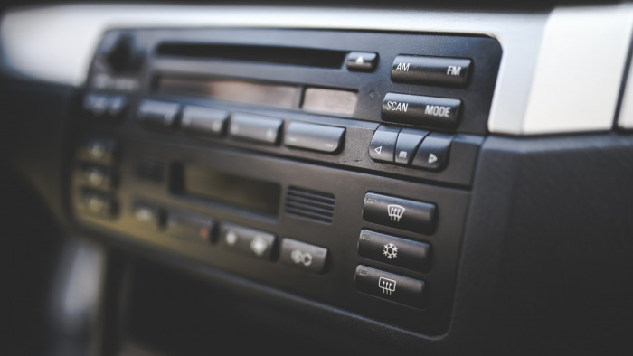 Jövő héttől már nem elégséges a „mezei” rádió az új autókban