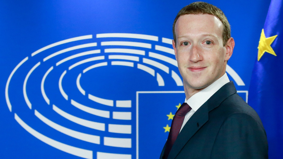 Brüsszel, 2018. május 23.Mark Zuckerberg, a Facebook közösségi portál alapító-vezérigazgatója a meghallgatására érkezik az Európai Parlament brüsszeli épületében 2018. május 22-én. Az uniós testület frakcióvezetői az ügyben hallgatták meg Zuckerberget, miként használhatott fel a Cambridge Analytica nevű brit-amerikai politikai elemző és tanácsadó cég több tízmillió Facebook-profilt a 2016-os amerikai elnökválasztási kampányban. (MTI/EPA/Stephanie Lecocq)