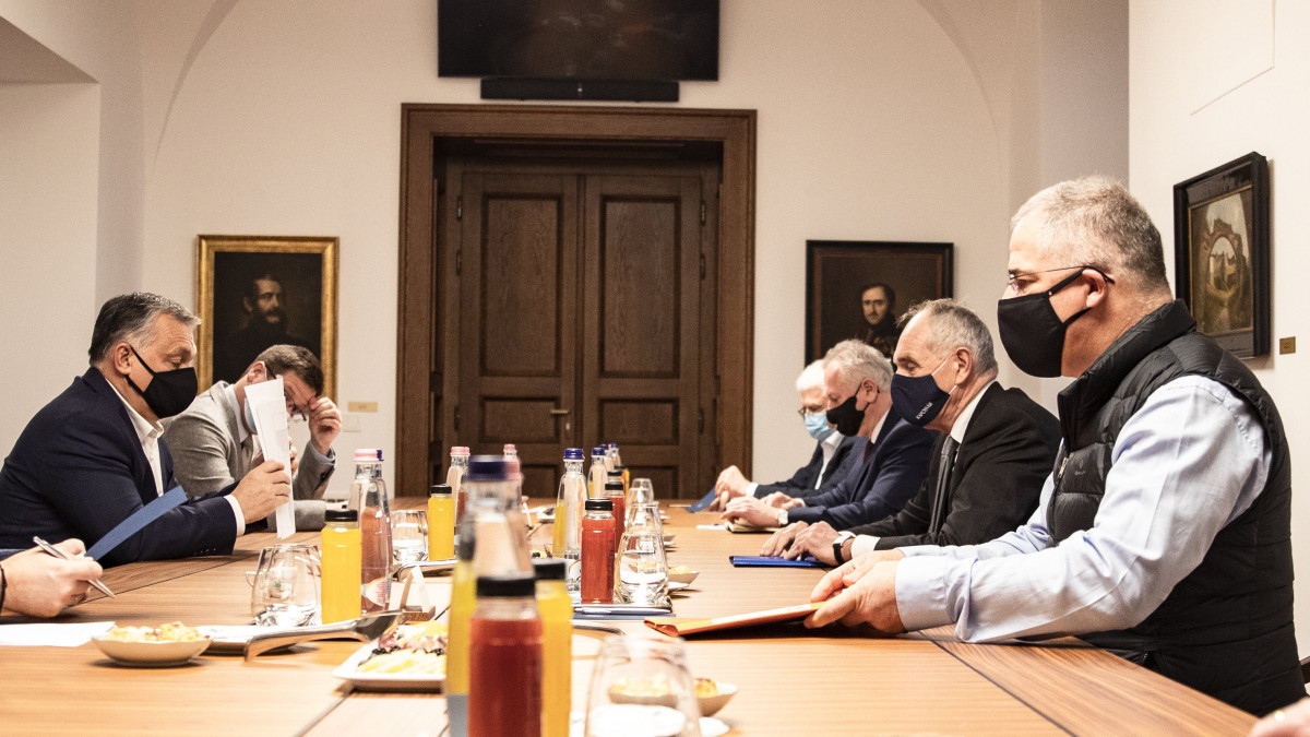 A Miniszterelnöki Sajtóiroda által közreadott képen Orbán Viktor miniszterelnök (b) a Megyei Jogú Városok Szövetségének (MJVSZ) vezetőségével tárgyal a gazdasági akcióterv új elemeinek előkészítését célzó konzultációsorozat keretében Budapesten, a Karmelita kolostorban 2020. december 19-én. A megbeszélésen Szita Károly, az MJVSZ elnöke, Kaposvár polgármestere (j2), Péterffy Attila társelnök, Pécs polgármestere (j3), Szalay Ferenc ügyvezető alelnök, Szolnok polgármestere (j4), Kósa Lajos tiszteletbeli elnök (j), valamint a kormány részéről Gulyás Gergely, a Miniszterelnöksé(get (b2) és Rogán Antal, a Miniszterelnöki Kabinetirodát vezető miniszter vett részt. A tanácskozáson a koronavírus-járvány gazdasági hatásairól és a válságkezelés lehetőségeiről, eszközeiről volt szó.MTI/Miniszterelnöki Sajtóiroda/Fischer Zoltán