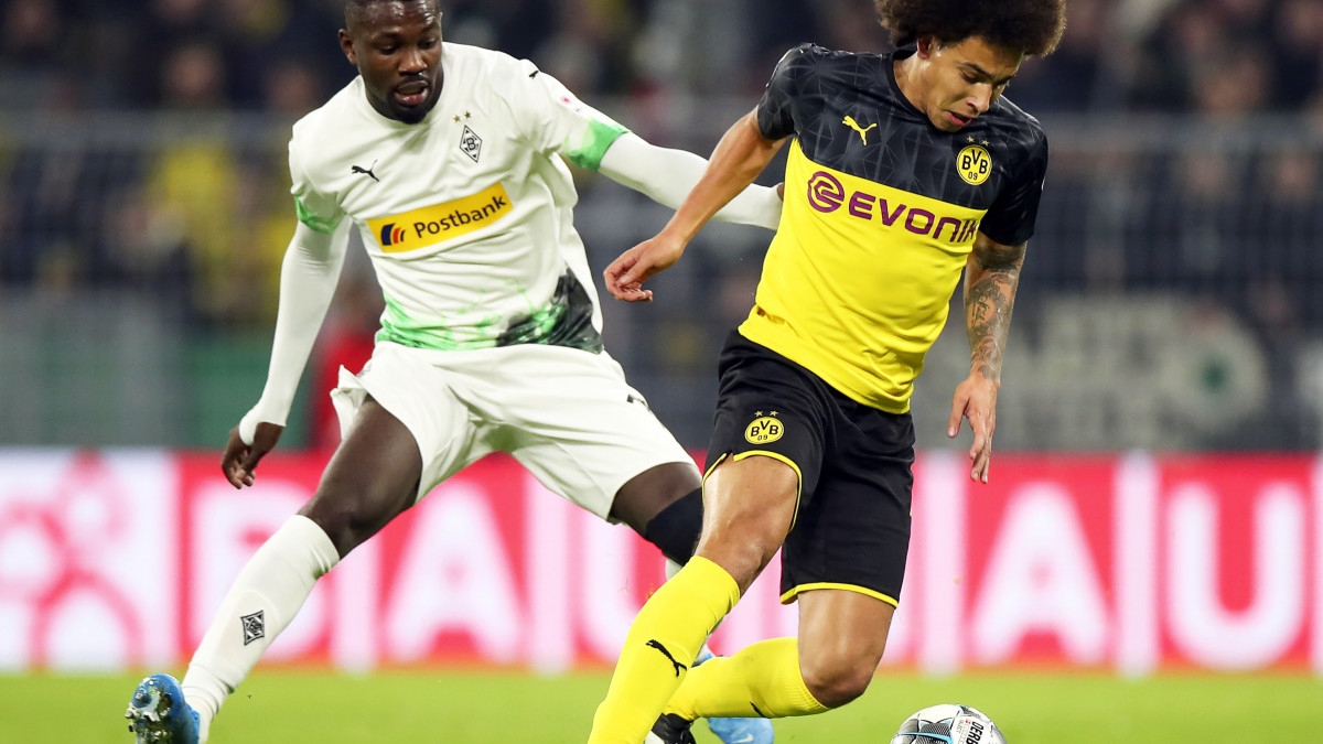 Marcus Thuram, a Mönchengladbach (b) és Axel Witsel, a Dortmund játékosa a labdarúgó Német Kupa második fordulójában játszott Dortmund -Mönchengladbach mérkőzésen Dortmundban 2019. október 30-án.