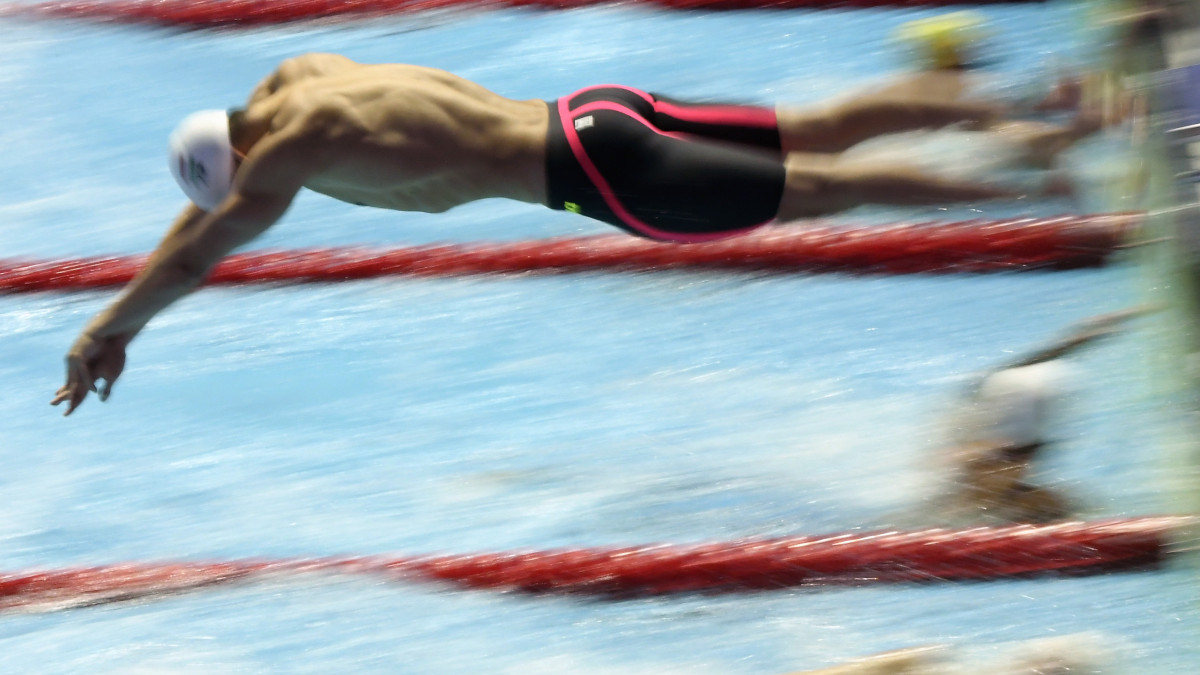 Holoda Péter váltja Milák Kristófot a férfi 4X100 méteres gyorsváltó döntőjében a 18. vizes világbajnokságon a dél-koreai Kvangdzsuban 2019. július 21-én.
