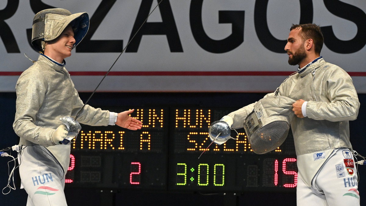 Szilágyi Áron (Vasas, j) és Szatmári András (MTK) a férfi kard versenyszám döntőjében a vívók országos bajnokságán a BOK (Budapesti Olimpiai Központ) csarnokban 2020. december 19-én.