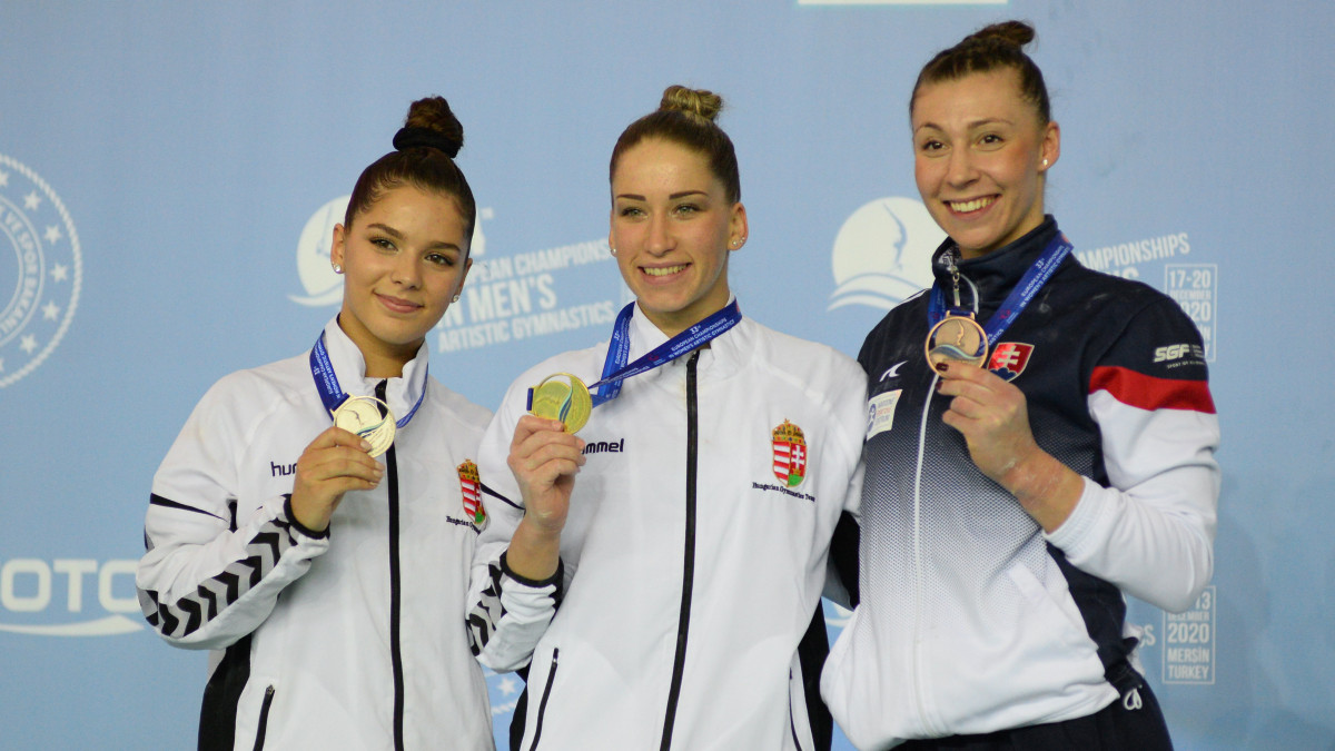 Az aranyérmes Kovács Zsófia (k), az ezüstérmes Székely Zója (b) és a bronzérmes szlovák Barbora Mokosová a törökországi női tornász Európa-bajnokság egyéni ugrásának eredményhirdetésén Mersinben 2020. december 20-án.