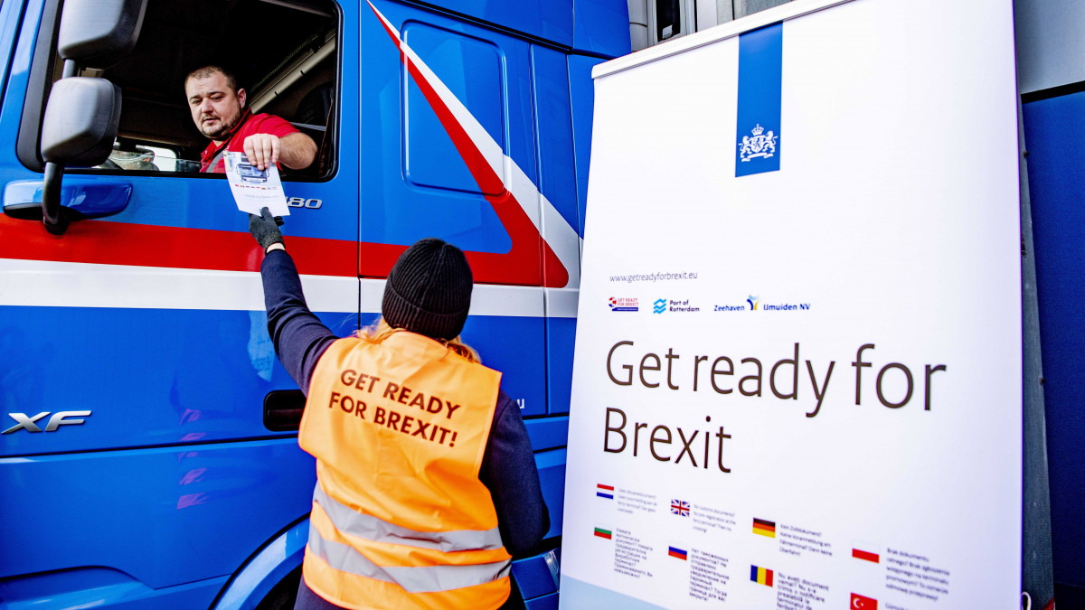 A brit EU-tagság megszűnésével (Brexit) kapcsolatos változásokról szóló tájékoztató szórólapot ad egy kamion vezetőjének egy alkalmazott a hollandiai Rotterdam kikötőjében 2020. december 1-jén. Az információs kampány célja, hogy felkészítse az utazókat a Hollandia és az Egyesült Királyság közötti határ átlépésekor 2021. január 1-jétől életbe lépő határellenőrzési és vámeljárási változásokra.