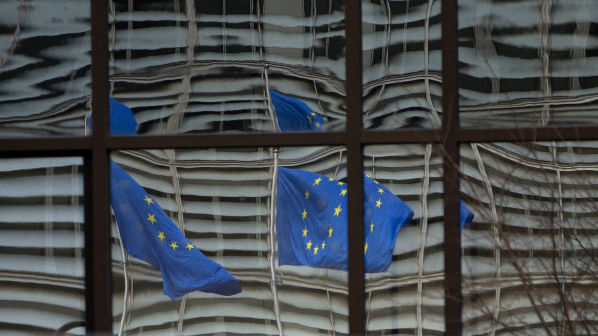 Az Európai Unió zászlaja tükröződik az Európai Bizottság épületének ablakain Brüsszelben 2020. december 19-én. Az Egyesült Királyság január 31-én kilépett az Európai Unióból. Távozásának napján december 31-ig tartó - vagyis nem egészen két hét múlva lejáró - átmeneti időszak kezdődött el azzal a céllal, hogy legyen idő a megállapodásra a majdani kétoldalú viszonyrendszer feltételeiről, mindenekelőtt egy szabadkereskedelmi egyezményről. Mindeddig azonban nem sikerült megállapodást elérni.