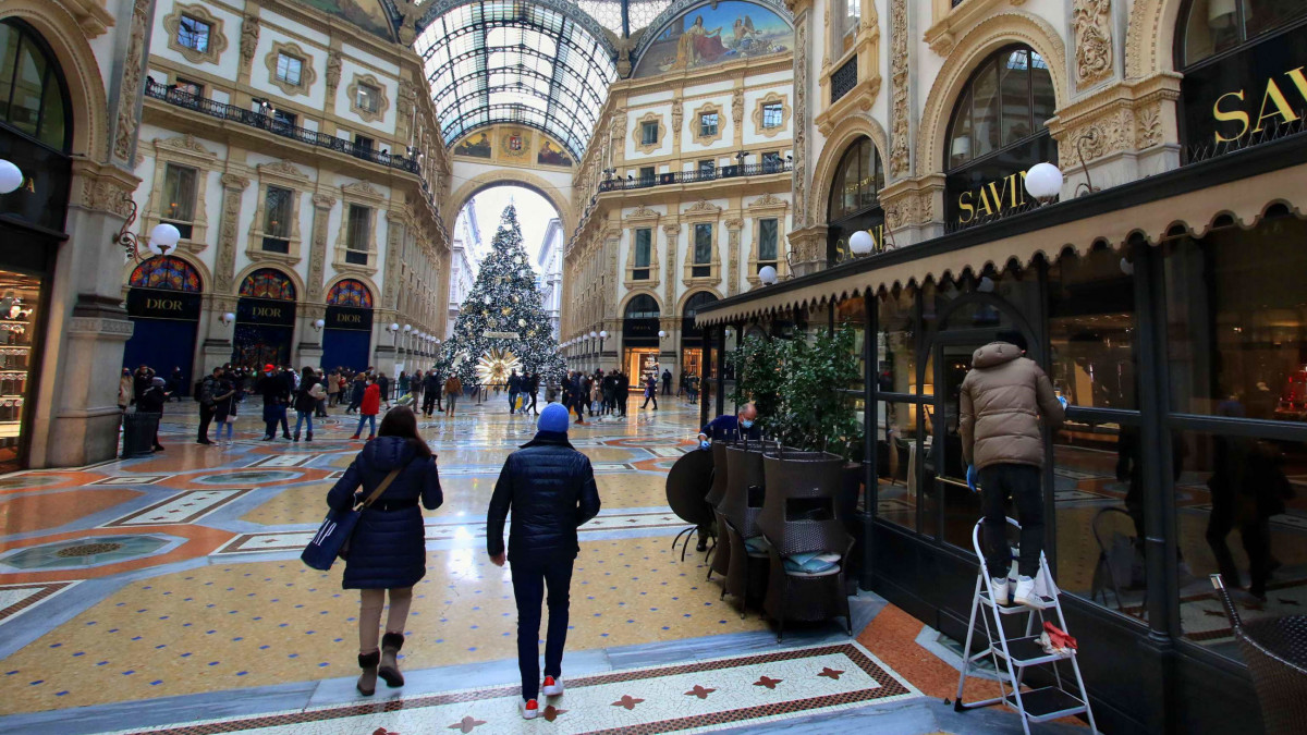 Nyitásra készülnek a Savini nevű étterem dolgozói Milánóban 2020. december 12-én. A koronavírus-járvány miatt korábban bevezetett szigorú korlátozások eredményének köszönhetően december 13-tól Lombardia sárga zónának minősül. Ez azt jelenti, hogy a lakosok utazhatnak a régión belül, és este hat óráig nyitva lehetnek az éttermek és a bárok.