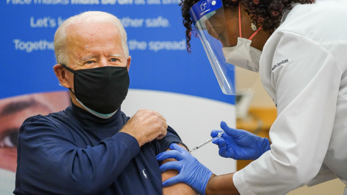 Megjelent a szuperfertőző vírus az Egyesült Államokban is, Joe Biden erős fogadást tett