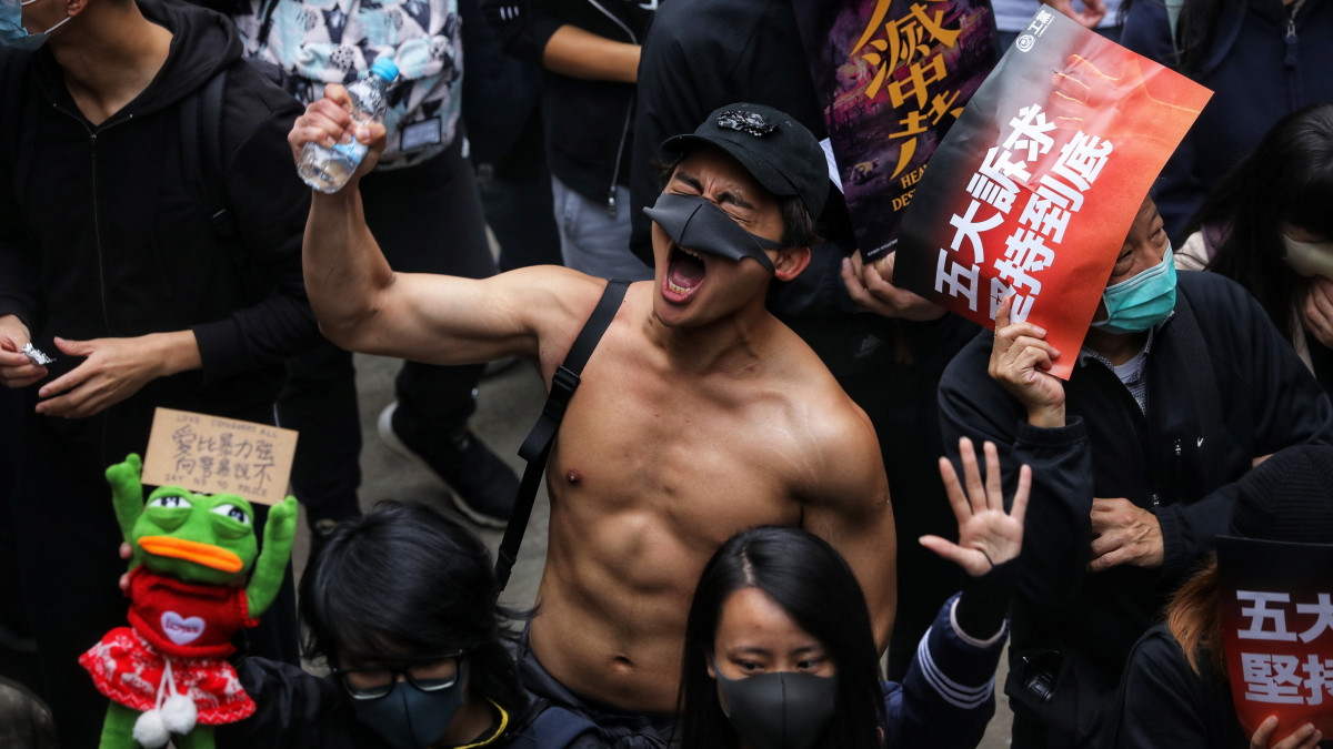 Kormányellenes tüntetők Hongkong belvárosában 2020. január 1-jén. Jogvédő csoportok felhívására az új év első napján nagyszabású tüntetést tartanak a Kínához 1997-ben visszacsatolt városállamban.