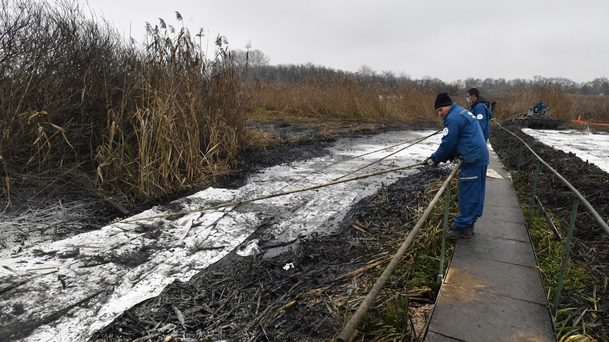 A Ráckevei-Soroksári Duna-ágon történt olajszennyezés helyszíne Szigetszentmiklóson 2020. december 17-én. December 12-én érkezett lakossági bejelentés arról, hogy Szigetszentmiklóson, a Tebe sor és a Rév sor kereszteződésénél lévő csapadékvíz-csatorna kifolyónál és a nádasban olajszennyeződés nyomai látszanak. A vízügyi szakemberek sikeresen útját állták a Ráckevei-Dunát veszélyeztető olajszennyeződésnek, megkezdték a helyreállítást. A Közép-Duna-völgyi Vízügyi Igazgatóság a szennyezés miatt feljelentést tett, a rendőrség nyomozást indított ismeretlen tettes ellen. A teljes kármentesítés és a helyreállítás várhatóan évekig is eltarthat.