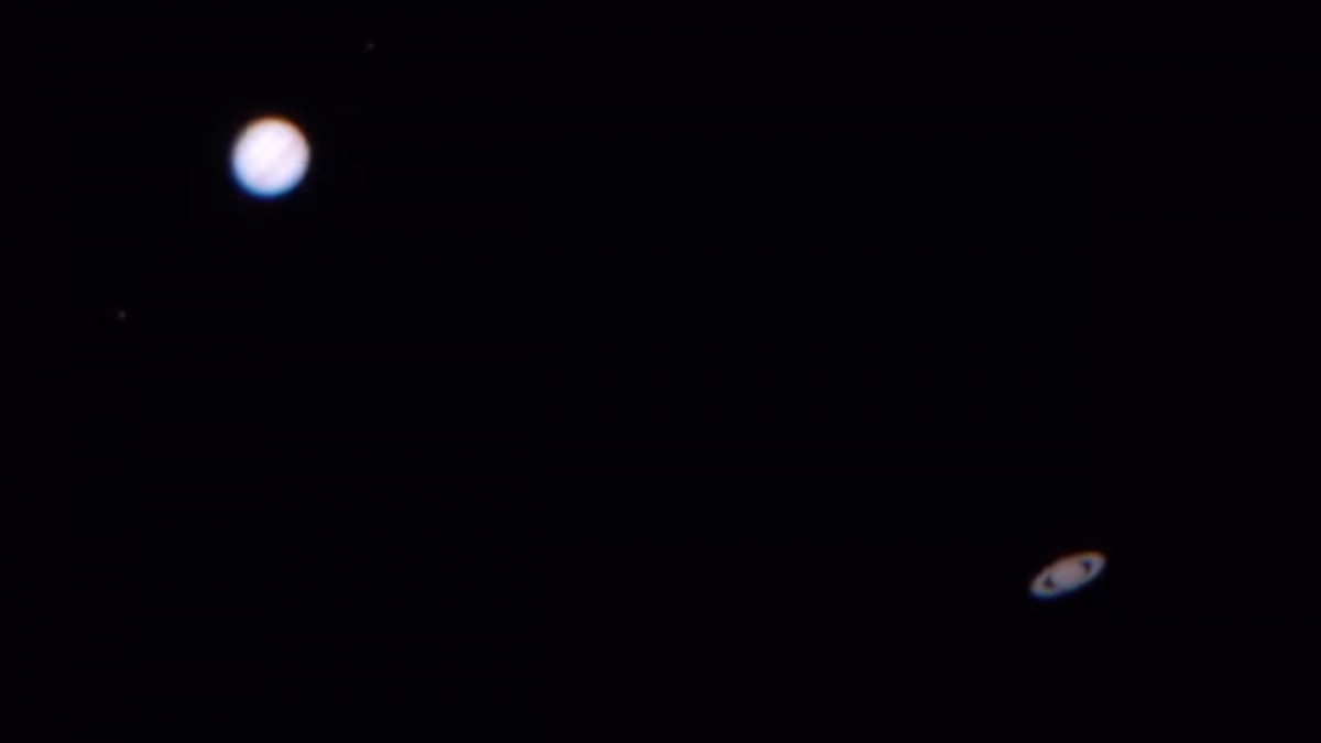 A Los Angeles-i Griffith Csillagvizsgáló által közreadott videóról készített képen a Jupiter (b) és a Szaturnusz egymáshoz közelít 2020. december 21-én, mielőtt megvalósul a két bolygó együttállása.