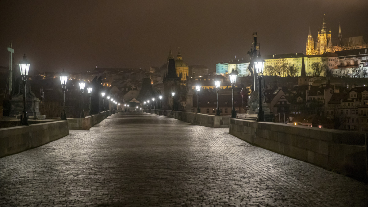 Kihalt a prágai Károly híd 2020. december 19-én. A koronavírus-járvány terjedésének megfékezése érdekében Csehországban az előző nap éjszakai kijárási tilalmat rendeltek el.