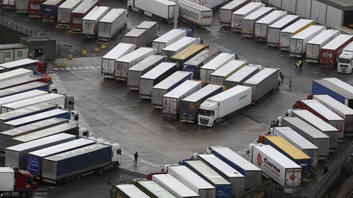Veszteglésre kényszerülő kamionok Doverben 2020. december 22-én. A kikötő zárva tart, mert a Nagy-Britanniában felbukkant új koronavírus-változat gyors terjedése miatt a francia kormány december 20-án éjféltől 48 órára megtiltotta mindenkinek, a teherautóvezetőket is beleértve a beutazást a szigetországból.