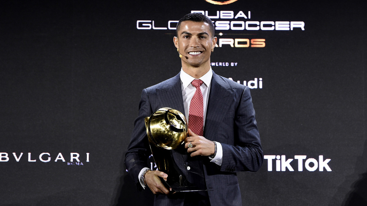 Cristiano Ronaldo, a Juventus játékosa az évszázad játékosának járó trófeát tartja a kezében a 15. dubaji nemzetközi sportkonferencia keretében tartott Globe Soccer Awards díjátadóján a dubaji Armani Hotelben 2020. december 27-én.