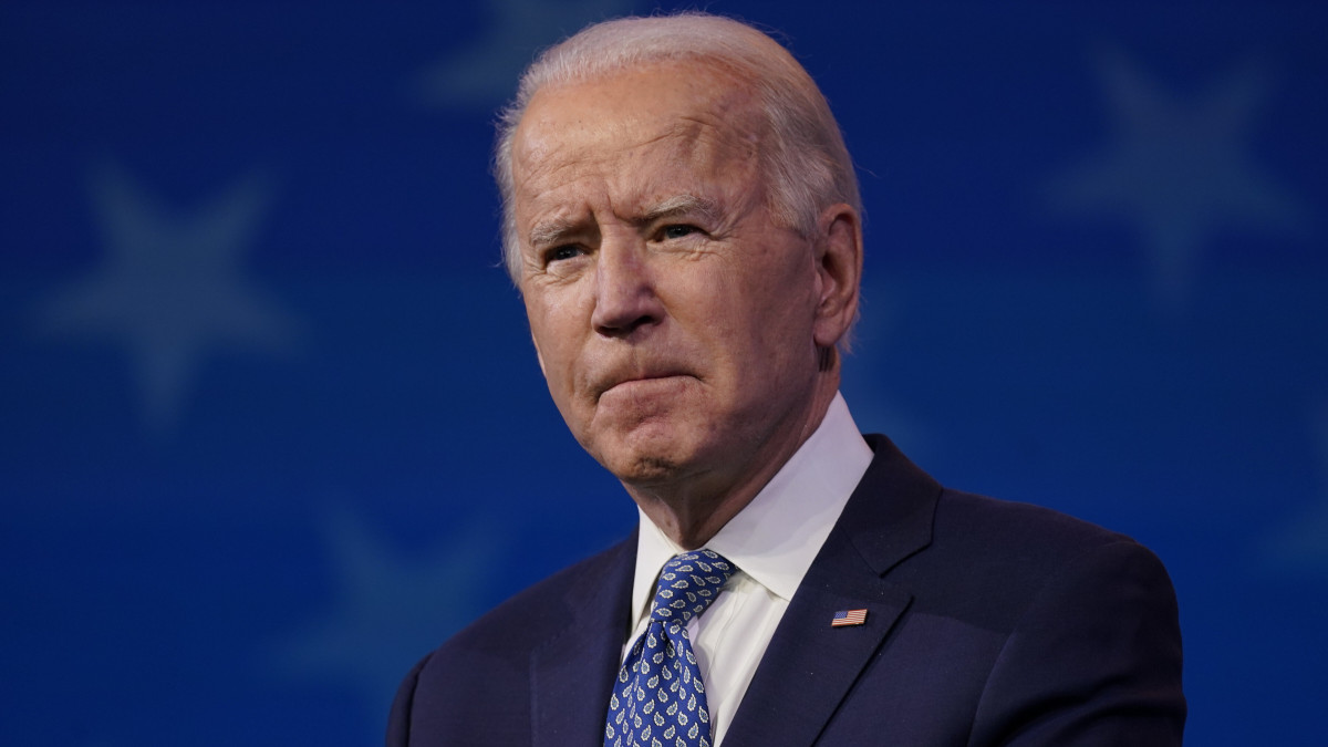 Joe Biden megválasztott amerikai elnök beszédet mond a wilmingtoni Queen Theater rendezvényközpontban 2020. december 22-én. Biden ezen a napon élő tévéadásban adatta be magának a koronavírus elleni vakcina első adagját, hogy meggyőzze a közvéleményt az oltóanyag biztonságosságáról.