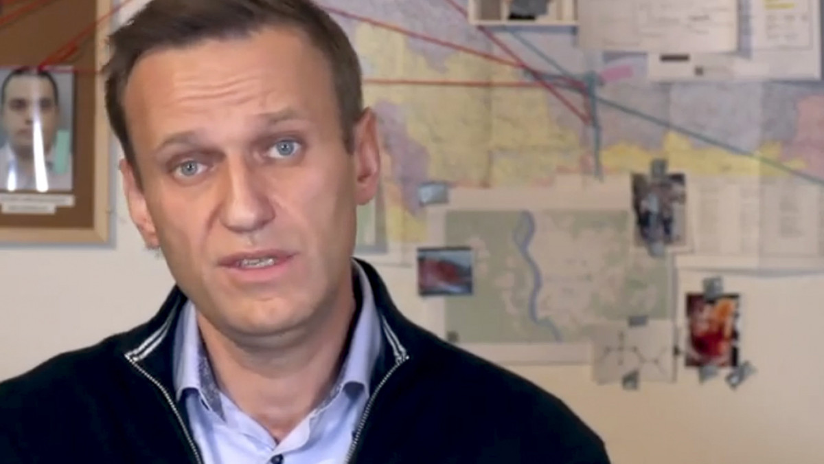 Alekszej Navalnij orosz ellenzéki politikus Instagram-oldalán közzétett, videóról rögzített kép Navalnijról 2020. december 21-én. A politikus arról beszélt, hogy véletlenül beismerte tettét az ellene mérgezéses merényletet végrehajtó orosz titkosszolgálati különítmény egyik tagja, Konsztantyin Kudrjavcev vegyész szakember a magát telefonon kormányzati embernek kiadó Navalnijnak.