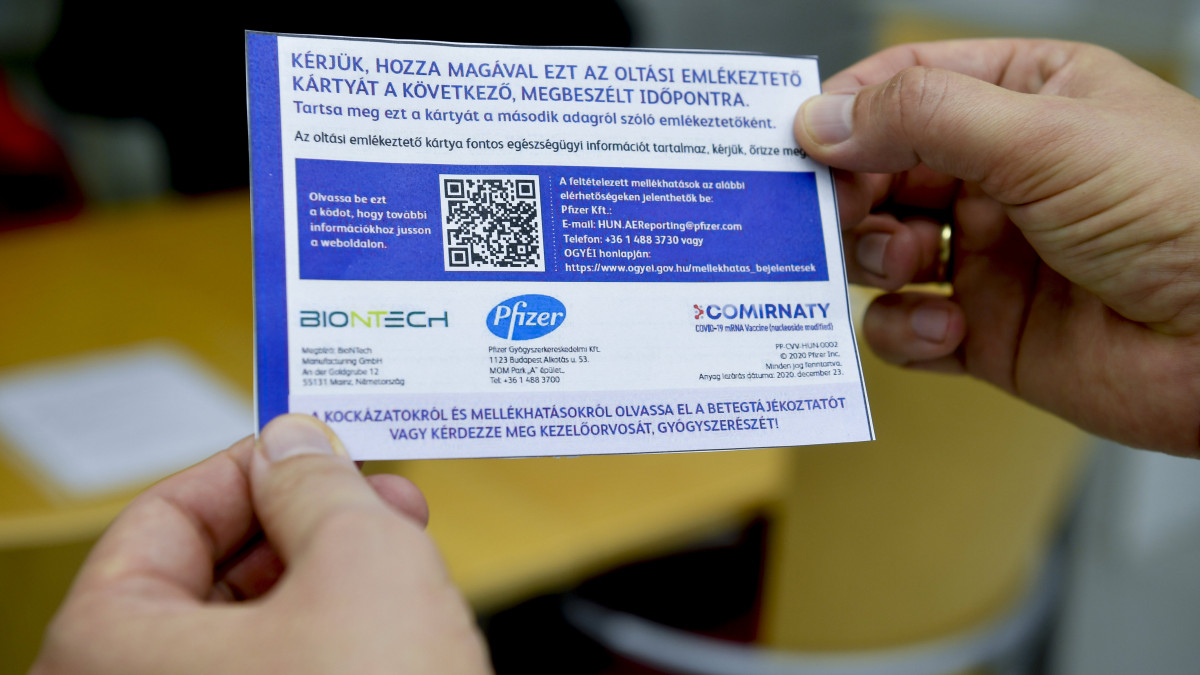 A koronavírus elleni oltóanyaghoz tartozó tájékoztató lap a Debreceni Egyetem Kenézy Gyula Egyetemi Kórház Infektológiai Intézetében 2020. december 27-én. Ezen a napon az Európai Unió (EU) tagállamaiban megkezdődött a lakosság koronavírus elleni összehangolt beoltása. Magyarországon elsőként az egészségügyi dolgozók kapják meg a Pfizer és a BioNTech által kifejlesztett vakcinát.