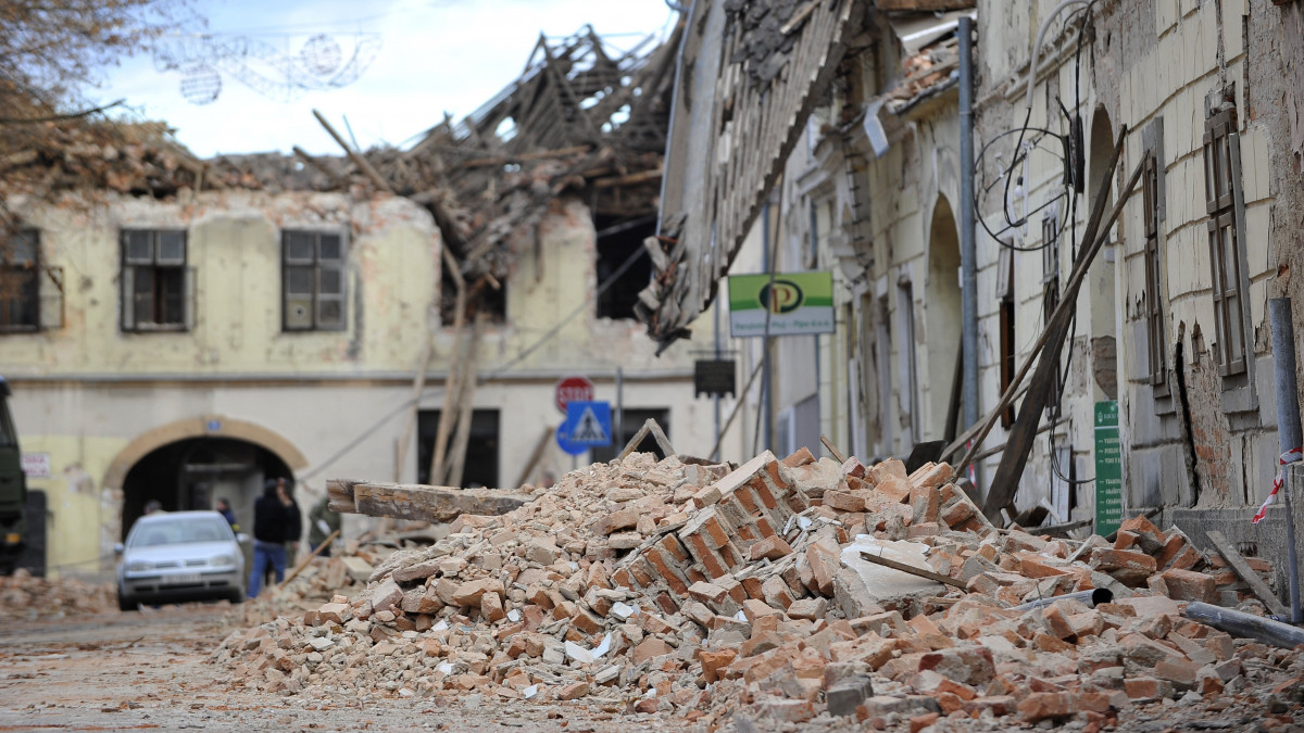 Romos épületek Petrinjában 2020. december 29-én, miután 6,3 erősségű földrengés volt Közép-Horvátországban. Egy gyermek életét vesztette, feltehetőleg többen megsérültek.