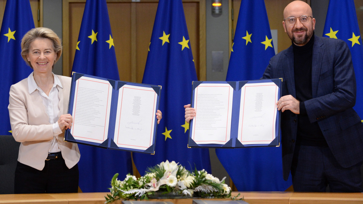 Ursula von der Leyen, az Európai Bizottság (b) és Charles Michel, az Európai Tanács elnöke, miután aláírták az Egyesült Királyság és az EU közötti, Brexit utáni kereskedelmi kapcsolatokról szóló megállapodást Brüsszelben 2020. december 30-án.