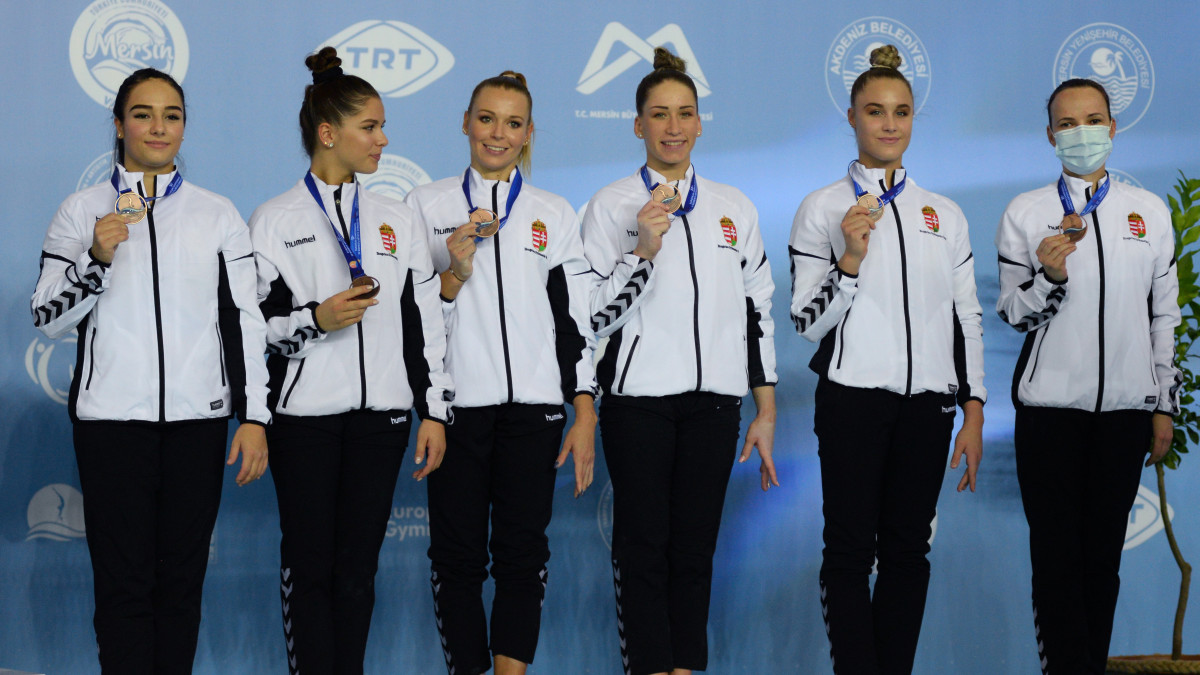 A magyar női tornászválogatott tagjai, Bácskay Csenge, Székely Zója, Böczögő Dorina, Kovács Zsófia, Makovits Mirtill (b-b5) a pódiumon ünnepelnek, miután a bronzérmet nyertek a női torna Európa-bajnokság csapatversenyében a törökországi Mersinben 2020. december 19-én.