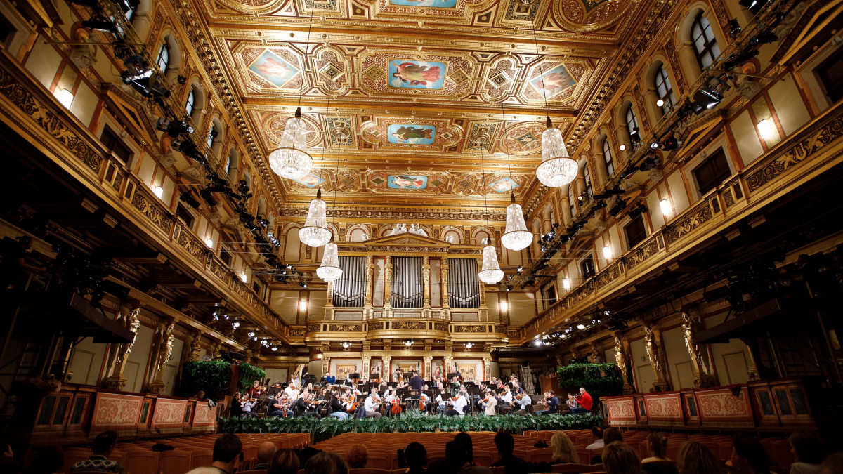 Christian Thielemann német karmester a Bécsi Filharmonikusok zenekarát vezényli az együttes hagyományos újévi koncertjének főpróbáján a bécsi Musikverein koncerttermében 2018. december 28-án.