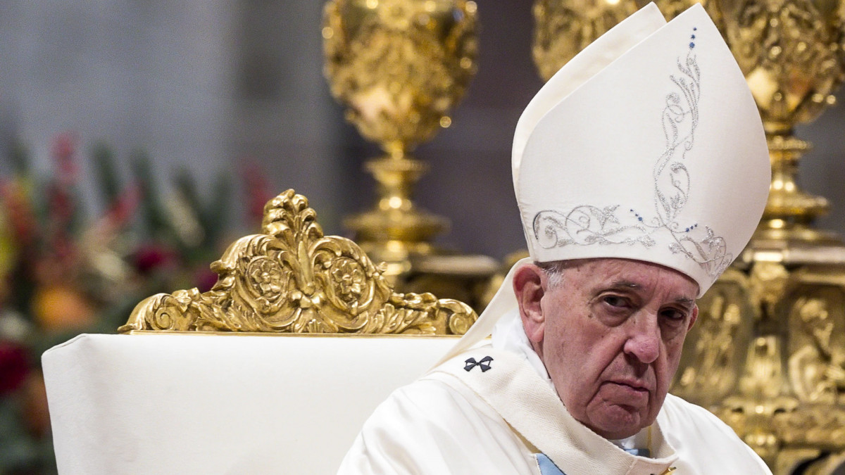 Ferenc pápa a vatikáni Szent Péter-bazilikában tartott újévi misén 2020. január 1-jén.