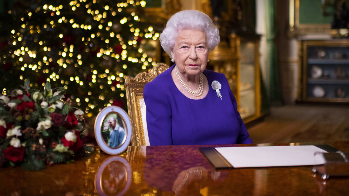 2020. december 25-én közreadott kép II. Erzsébet brit királynőről televíziós karácsonyi beszéde közben a windsori kastélyban.