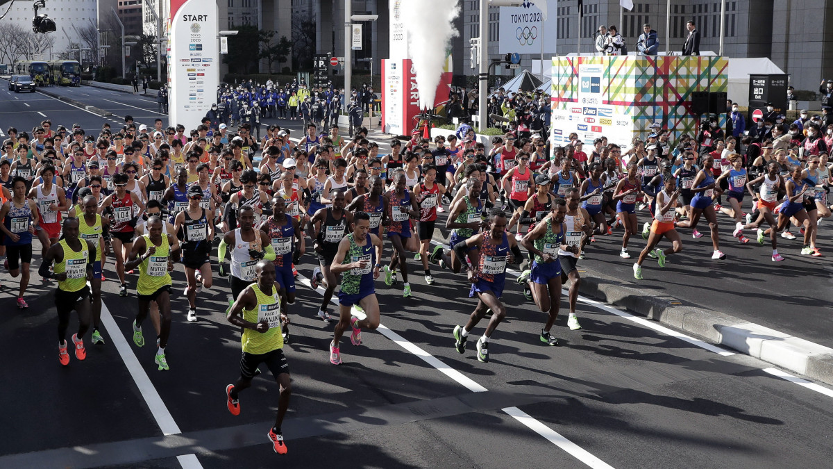 A tokiói maraton rajtja 2020. március 1-jén. A szervezők a koronavírus-járvány miatt 38 ezer amatőr nevezését mondták vissza, csak a profik és kerekesszékesek indulhattak.