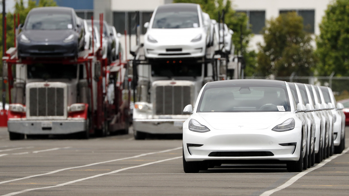 Elszállításra váró autók a Tesla amerikai elektromosjármű-gyártó üzemében a kaliforniai Fremontban 2020. május 12-én. Elon Musk vezérigazgató bejelentette, hogy a Tesla észak-kaliforniai gyárában újraindul a termelés, még annak ellenére is, hogy az Alameda megyében jelenleg a koronavírus-járvány miatt érvényben lévő kijárási korlátozások ezt nem tennék lehetővé.