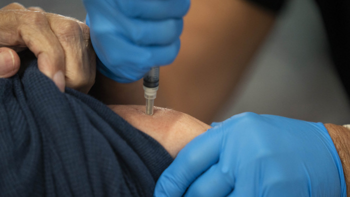 Koronavírus – Leállították az oltási programot, az egyik vakcinával problémák vannak Svédországban