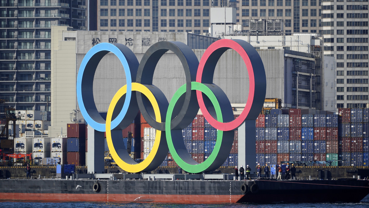 Visszahelyezték az olimpiai játékok szimbólumát, az ötkarikát felújítás után eredeti helyére a Tokiói-öbölben fekvő Odaiba mesterséges szigeten 2020. december 1-jén. A tervek szerint 2021. július 23. és augusztus 8. között rendezik meg a koronavírus-járvány miatt elhalasztott tokiói nyári olimpiát. Az Odaiba Marine Park ad otthont az ötkarikás játékok nyíltvízi úszóversenyeinek és a triatlon versenyszámoknak.