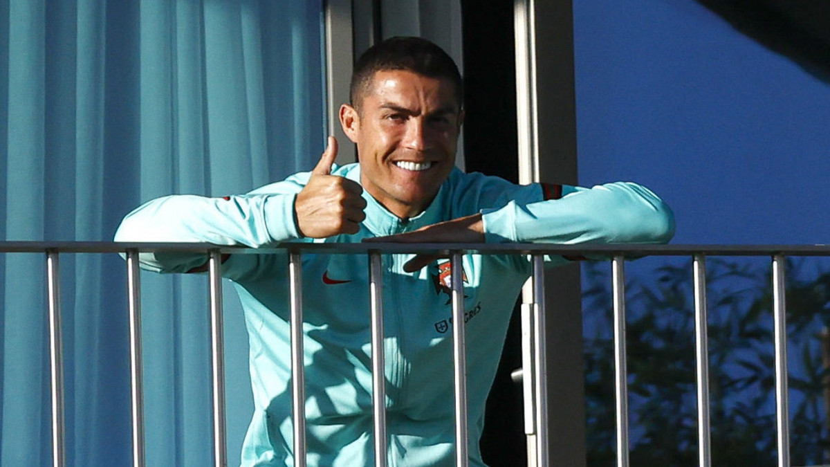A Portugál Labdarúgó-szövetség által közreadott képen Cristiano Ronaldo, a portugál válogatott játékosa szobájának erkélyén, Oeirasban 2020. október 13-án, a válogatott edzése alatt. A szövetség bejelentette, hogy Cristiano Ronaldo megfertőződött az új koronavírussal, és bár tünetmentes, nem játszhat a Svédország elleni esti lisszaboni mérkőzésen a labdarúgó Nemzetek Ligájában.