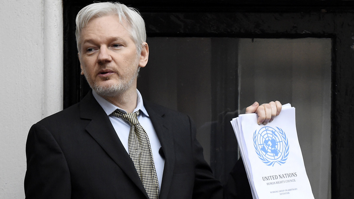 A 2021. január 4-én közreadott képen Julian Assange, a WikiLeaks oknyomozó internetes portál alapítója a sajtó képviselőinek nyilatkozik az ecuadori nagykövetség egyik erkélyén Londonban 2017. május 19-én. A londoni központi büntetőbíróság 2021. január 4-i határozatának értelmében Assange-ot nem adják ki az amerikai hatóságoknak. 