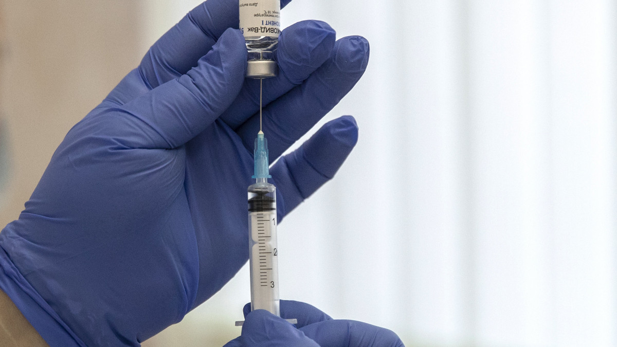Egészségügyi dolgozó a Szputnyik V néven regisztrált koronavírus elleni vakcinát készül beadni egy moszkvai kórházban 2020. december 10-én. Az oltóanyagok fejlesztését finanszírozó Oroszországi Közvetlen Befektetési Alap (RFPI) legutóbbi közlése szerint a vakcina az utolsó ellenőrzési ponton, vagyis az első komponens beadása utáni 21. napon 91,4 százalékos hatékonyságú.
