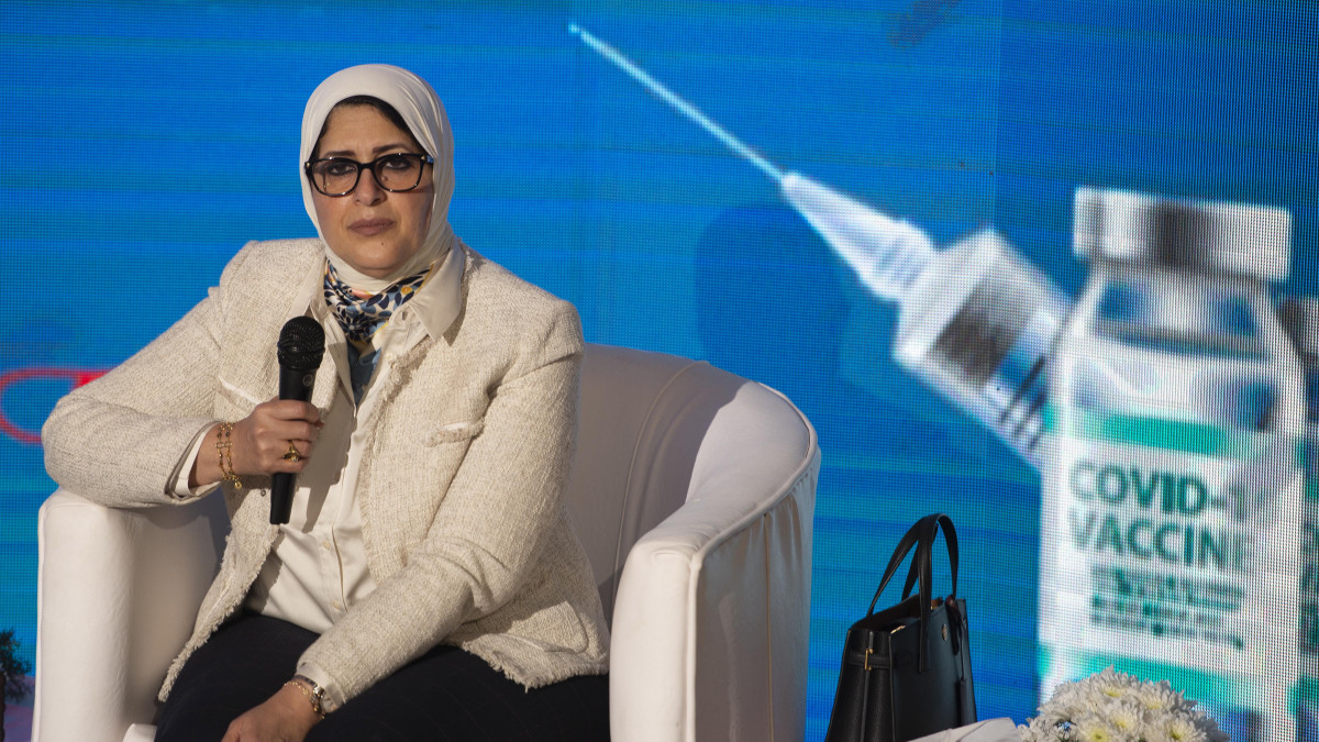 Hala Zajed egyiptomi egészségügyi miniszter a koronavírus elleni oltási kampány részleteit ismerteti kairói sajtóértekezletén 2020. december 23-án.