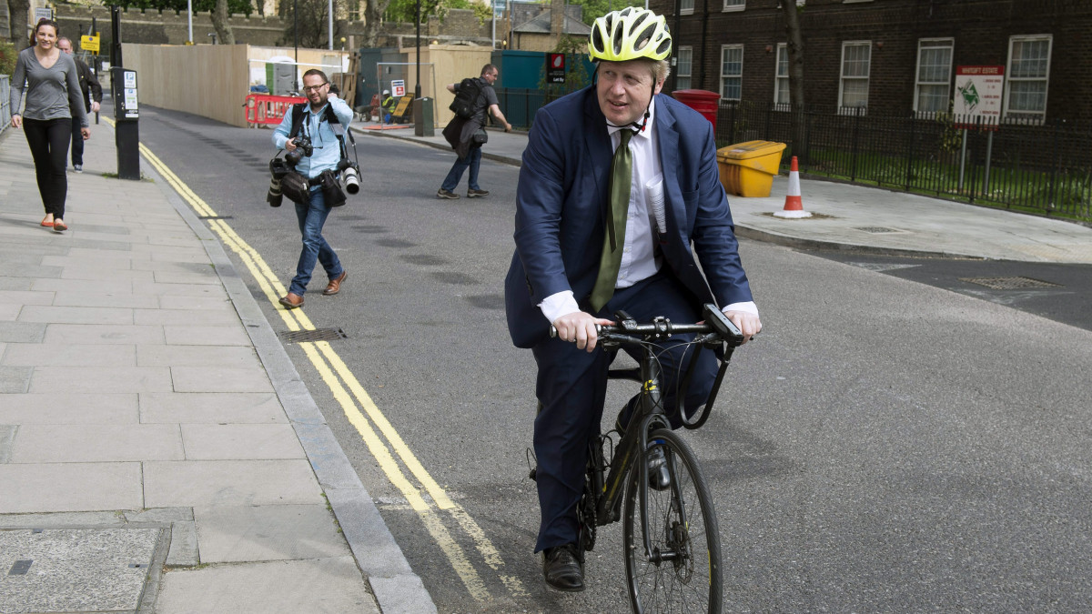 London, 2016. május 9.Boris Johnson, London volt polgármestere érkezik kerékpáron a Nagy-Britanniának az Európai Unióból kiválásáról tartott beszédére Londonban 2016. május 9-én. Johnson kampánybeszédében a brit EU-tagság ellen érvelt, amelyről a szigetország lakossága június 23-án népszavazáson dönt. (MTI/EPA/Will Oliver)
