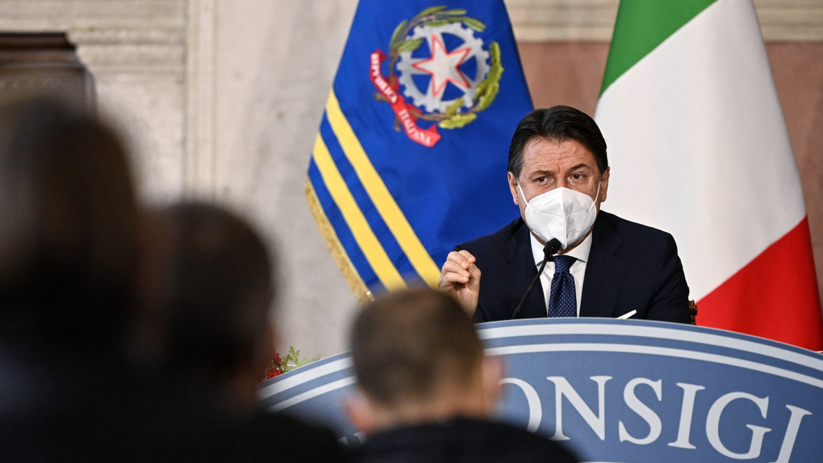 Giuseppe Conte olasz miniszterelnök évzáró sajtóértekezletet tart a római Villa Madama rezidencián 2020. december 30-án.