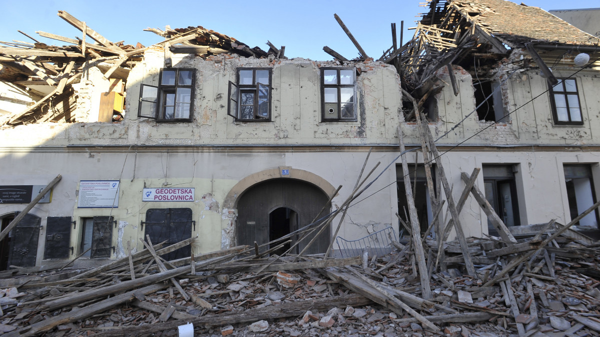 Romos épület Petrinjában 2020. december 29-én, miután 6,3 erősségű földrengés volt Közép-Horvátországban. Egy gyermek életét vesztette, feltehetőleg többen megsérültek.