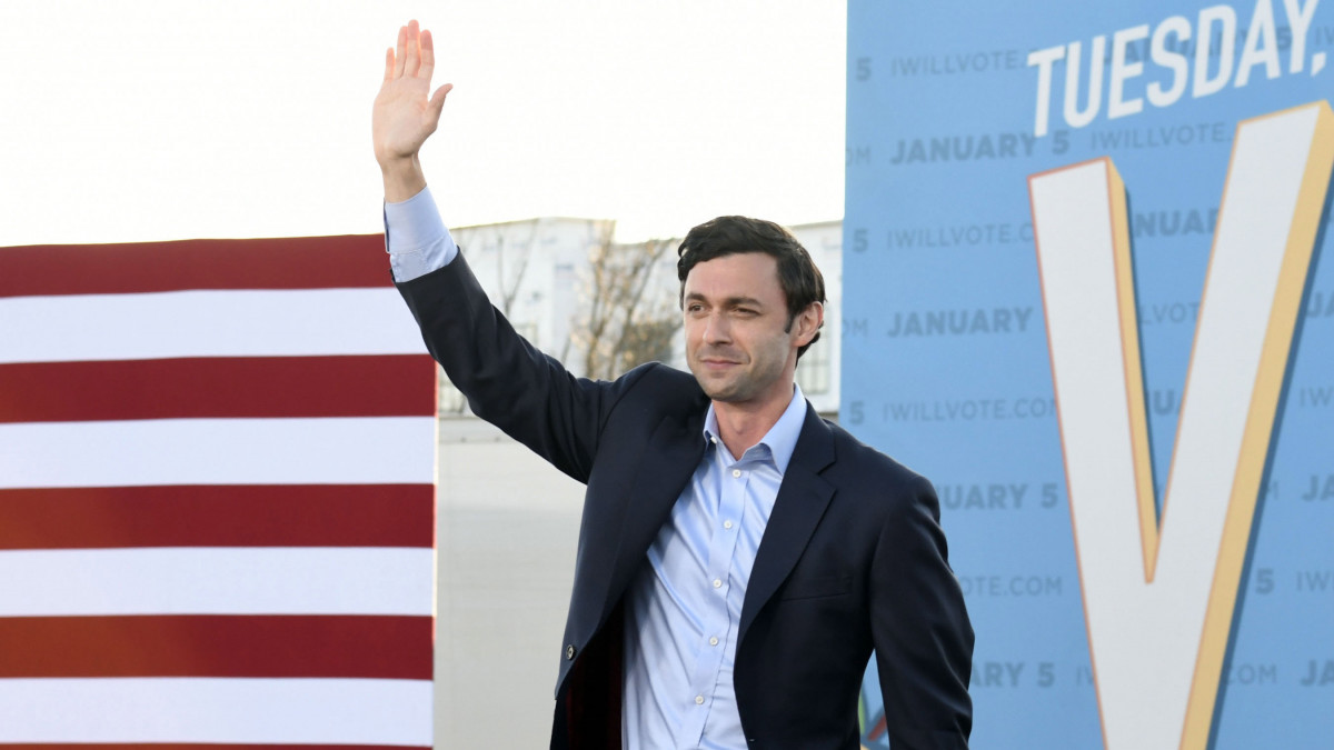 Jon Ossoff, Georgia állam egyik demokrata párti szenátorjelöltje beszél egy kampányrendezvényen a georgiai Atlantában 2021. január 4-én. Georgiában egyetlen szenátorjelölt sem szerezte meg a szavazatok legalább 50 százalékát a 2020. november 3-i választásokon, ezért 2021. január 5-én megismétlik a voksolást, amelynek eredményén múlik majd a többség sorsa a szövetségi törvényhozás felsőházában.