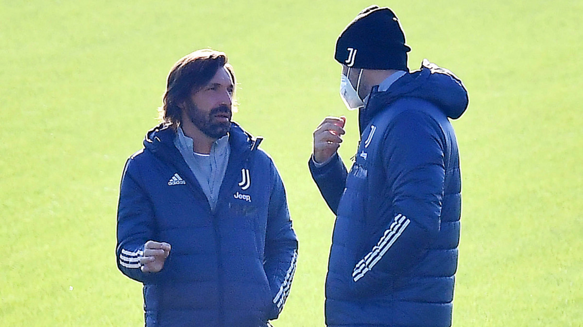 Andrea Pirlo, a Juventus vezetőedzője (b) és segítője, Igor Tudor a torinói Continassa sportözpontban tartott edzésen 2020. november 23-án. A Juventus másnap a Ferencváros ellen lép pályára a Bajnokok Ligája csoportkörének 4. fordulójában.