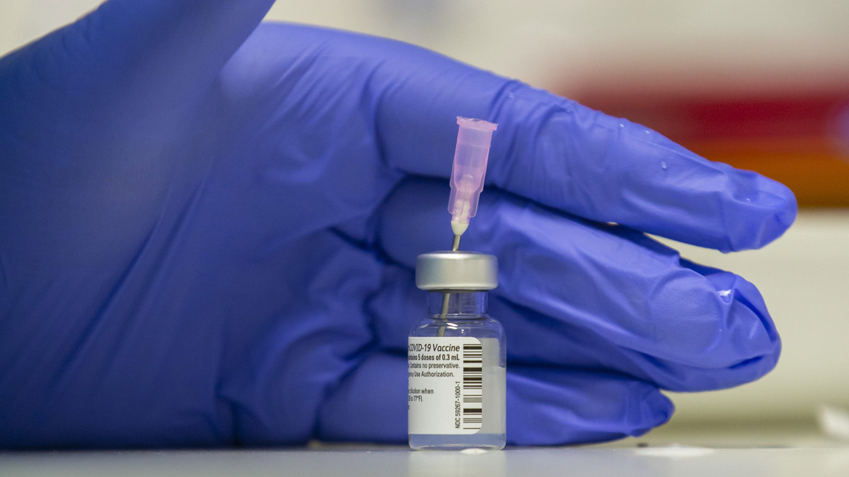 A koronavírus elleni Pfizer-BioNtech vakcinát készíti elő az oltáshoz a Zala Megyei Szent Rafael Kórház dolgozója Zalaegerszegen 2021. január 5-én.