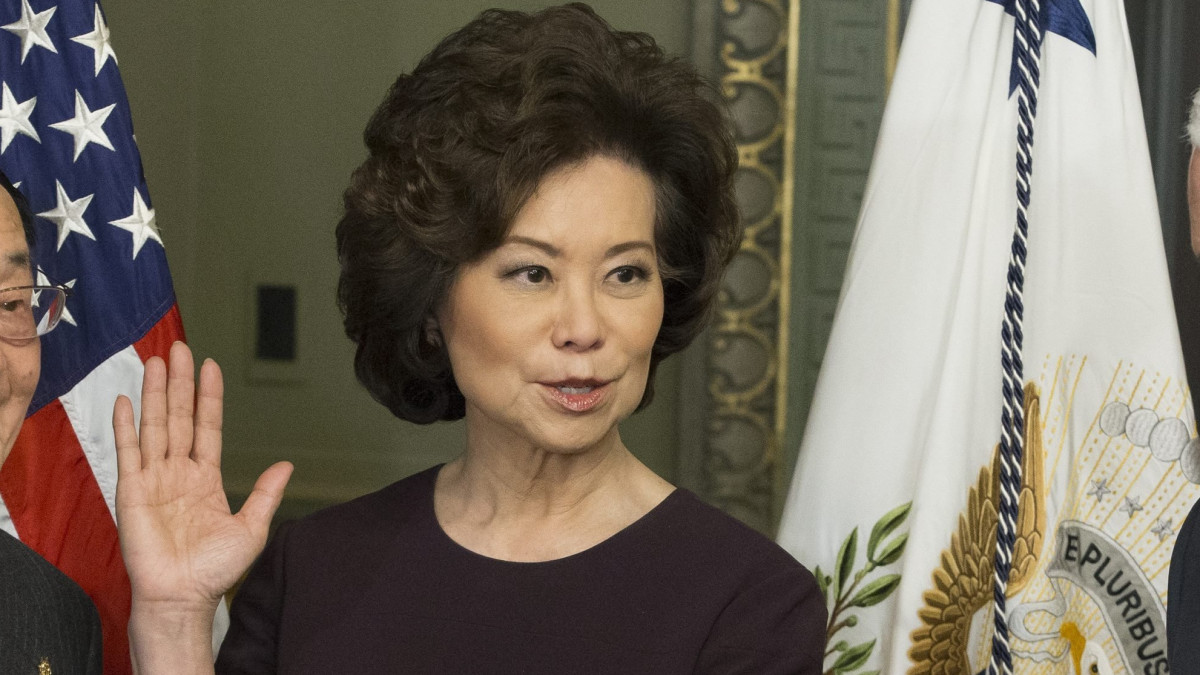 Elaine Chao új amerikai közlekedési miniszter leteszi a hivatali esküt.