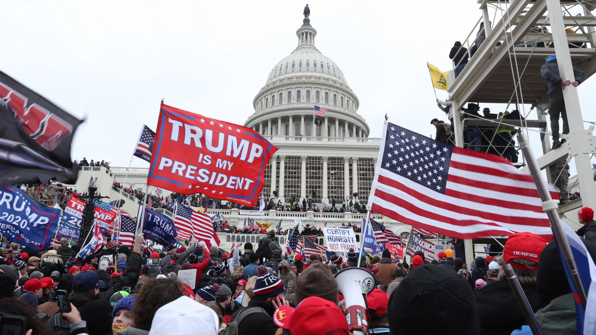 Donald Trump republikánus párti amerikai elnök támogatóinak egy csoportja megostromolja az amerikai törvényhozás washingtoni épületét, a Capitoliumot 2021. január 6-án, amikor a kongresszus két háza összeült, hogy hivatalosan is véglegesítse a demokrata párti jelölt, Joe Biden győzelmét hozó november 3-i elnökválasztás eredményét.