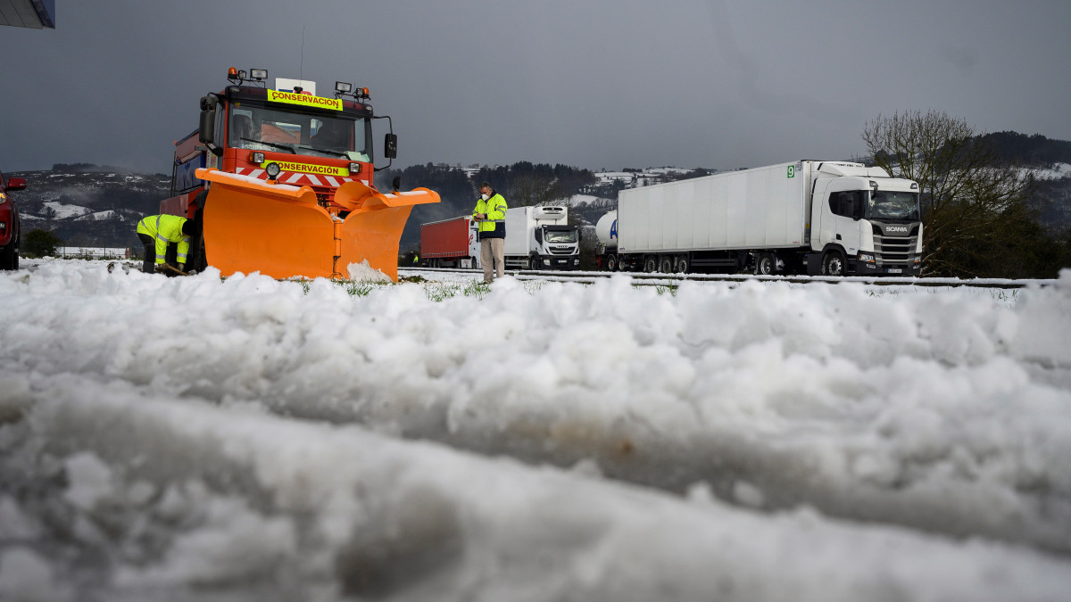 Hóekével tisztítják az utat az A-67-es autópályán az észak-spanyolországi Arenas de Iguna közelében 2021. január 2-án.