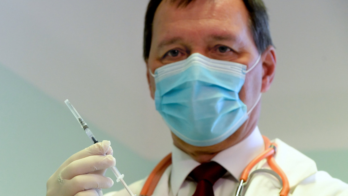 Szlávik János infektológus főorvos egy Pfizer és a BioNTech által kifejlesztett koronavírus elleni oltóanyaggal a Dél-pesti Centrumkórházban 2020. december 26-án.