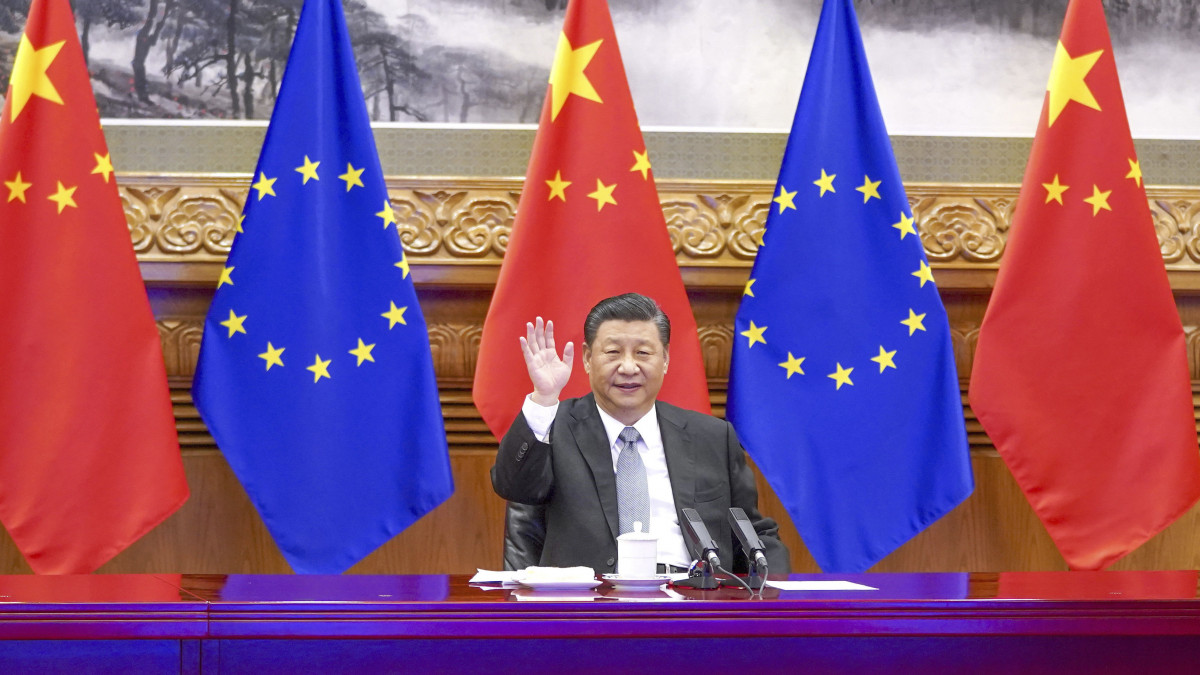 A Hszinhua hírügynökség által közreadott képen Hszi-Csin Ping kínai elnök az Európai Unió és Kína közötti átfogó beruházási megállapodásról szóló videó-tanácskozáson vesz részt Charles Michellel, az Európai Tanács elnökével, Angela Merkel német kancellárral, Emmanuel Macron francia elnökkel és Ursula Von der Leyennel, az Európai Bizottság elnökével Pekingben 2020. december 30-án