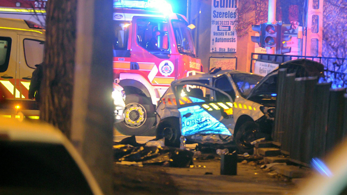 Ütközésben összetört rendőrautó a IV. kerületben a Fóti út és a Leiningen Károly utca kereszteződésében 2018. február 16-án. A jármű eddig tisztázatlan körülmények között ütközött össze egy másik rendőrautóval. A balesetben egy rendőr a helyszínen életét vesztette, további három pedig megsérült.