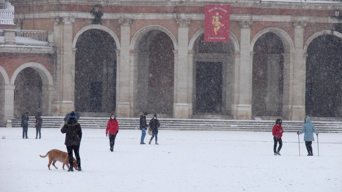 Emberek a szakadó hóesésben a Madrid tartományban fekvő Aranjuezben 2021. január 7-én. A spanyol fővárosban évek óta most esett először hó.