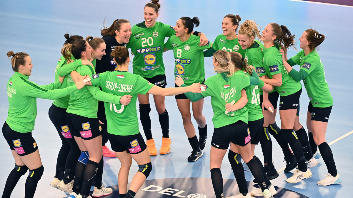 A Ferencváros játékosai ünneplik győzelmüket a női kézilabda Bajnokok Ligája 10. fordulójában játszott FTC-Rail Cargo Hungaria - CSM Bucuresti mérkőzés végén az Elek Gyula Arénában 2021. január 9-én. A Ferencváros 31-27-re győzött.