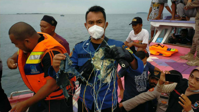 Megtalálták a lezuhant indonéz utasszállító repülőgép roncsait