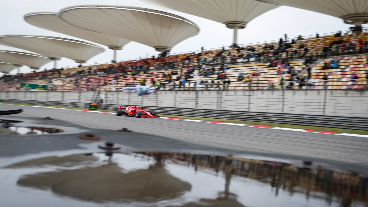 Sanghaj, 2018. április 14.Sebastian Vettel, a Ferrari német versenyzője a Forma-1-es autós gyorsasági világbajnokság Kínai Nagydíjának időmérő edzésén a sanghaji pályán 2018. április 14-én. Vettel az első rajthelyről indulhat a másnapi futamon. (MTI/EPA/Roman Pilipey)
